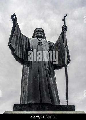 ATENE, GRECIA - 26 MARZO 2015: Statua dell'Arcivescovo Damaskinos Papandreou in Piazza Mitropoleos Foto Stock