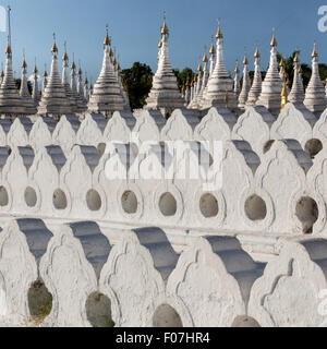 Righe di imbiancato balaustre di terrazze della Pagoda Sandamuni con gli stupa in background, Mandalay Myanmar Foto Stock