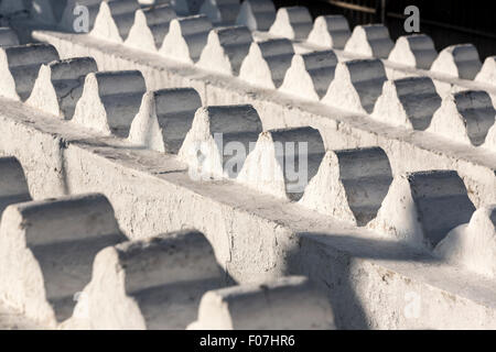 Righe di imbiancato balaustre sulle terrazze della Pagoda Sandamuni, Mandalay Myanmar Foto Stock