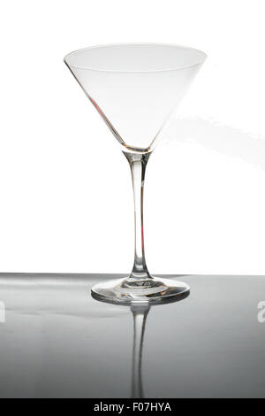 Cocktail, un bicchiere di cockail sul bianco e nero bacgrounk, isolato, foto su studio Foto Stock