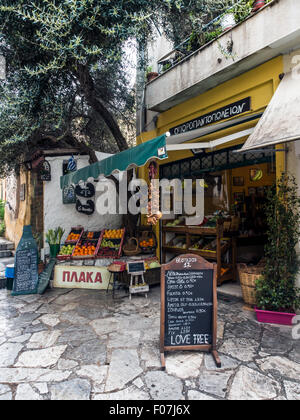 ATENE, GRECIA - 26 MARZO 2015:Vista esterna del piccolo negozio di alimentari Foto Stock