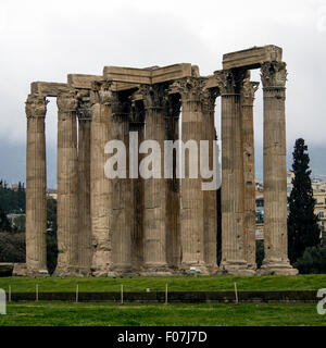 ATENE, GRECIA - 26 MARZO 2015: Tempio di Zeus Olimpio ad Atene Foto Stock