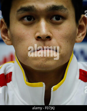 Kazan, Russia. Il 9 agosto, 2015. Piscina cinese star Sun Yang reagisce durante una conferenza stampa presso i Campionati del Mondo di nuoto FINA a Kazan, Russia, e il Agosto 9, 2015. Sun Yang ha dato la sua possibilità di difendere la sua 1,500m freestyle titolo a Kazan campionati del mondo come il 23-anno-vecchio si è ritirato dal minuti finali prima di essere avviato a causa di disagio per il cuore della domenica. Credito: Zhang ventola/Xinhua/Alamy Live News Foto Stock