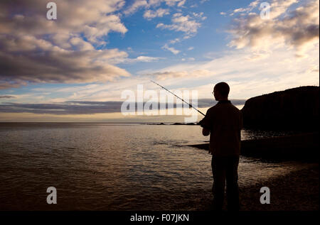La Pesca con Lenza in mare allo stadio Cove, vicino Bunmahon, il rame Costa, nella contea di Waterford, Irlanda Foto Stock