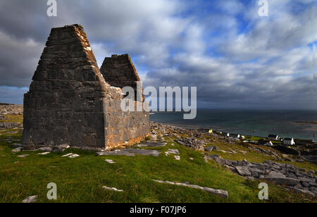 Xi secolo Teampall Bheanain Hermit's oratorio, più piccola chiesa in Irlanda, Inishmore, le Isole Aran, Co Galway, Irlanda Foto Stock