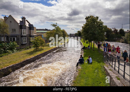 Il Corrib a piedi accanto al fiume Corrib, città di Galway, Irlanda Foto Stock