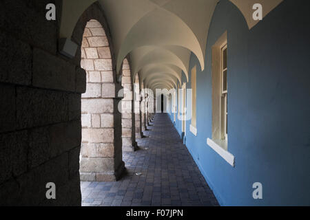 Il Museo Nazionale di Irlanda, Collonade a lato della piazza principale di Collins Barracks, Arbour Hill Città di Dublino, Irlanda Foto Stock