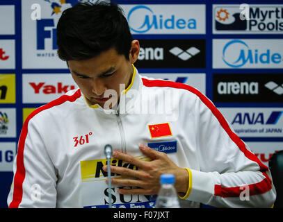 Kazan, Russia. Il 9 agosto, 2015. Piscina cinese star Sun Yang reagisce durante una conferenza stampa presso i Campionati del Mondo di nuoto FINA a Kazan, Russia, e il Agosto 9, 2015. Sun Yang ha dato la sua possibilità di difendere la sua 1,500m freestyle titolo a Kazan campionati del mondo come il 23-anno-vecchio si è ritirato dal minuti finali prima di essere avviato a causa di disagio per il cuore della domenica. Credito: Zhang ventola/Xinhua/Alamy Live News Foto Stock