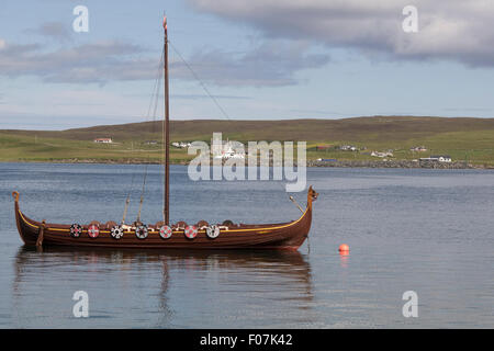 'Dim Riv' lunga barca, Shetland. Foto Stock