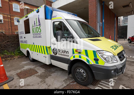 St Johns Ambulance kids critical care ambulanza Birmingham REGNO UNITO Foto Stock