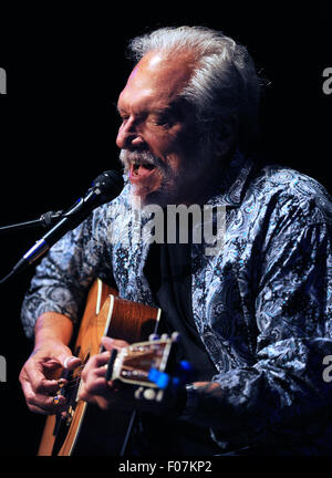 Melbourne Florida, Stati Uniti. 8 Ago, 2015. Jorma Kaukonen, uno dei membri fondatori del Jefferson Airplane e Hot Tonno, suona presso il Teatro Studio al King Center for the Performing Arts di Melbourne Florida il 8 agosto 2015. Credito: Paul Hennessy/Alamy Live News Foto Stock