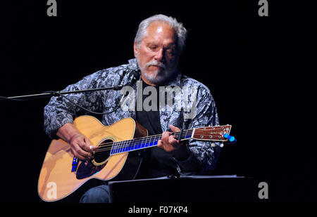 Melbourne Florida, Stati Uniti. 8 Ago, 2015. Jorma Kaukonen, uno dei membri fondatori del Jefferson Airplane e Hot Tonno, suona presso il Teatro Studio al King Center for the Performing Arts di Melbourne Florida il 8 agosto 2015. Credito: Paul Hennessy/Alamy Live News Foto Stock