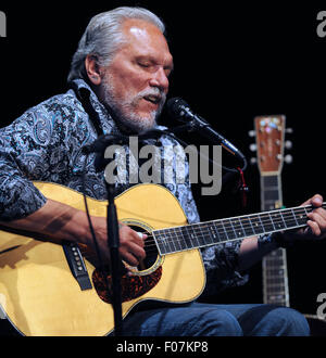 Melbourne Florida, Stati Uniti. 8 Ago, 2015. Jorma Kaukonen, uno dei membri fondatori del Jefferson Airplane e Hot Tonno, suona presso il Teatro Studio al King Center for the Performing Arts di Melbourne Florida il 8 agosto 2015. Credito: Paul Hennessy/Alamy Live News Foto Stock