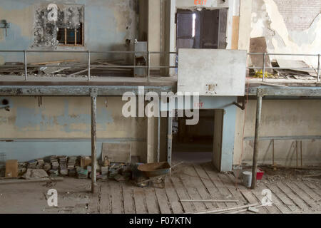 Scuola di decadimento palestra con basket tavola spinale. Foto Stock