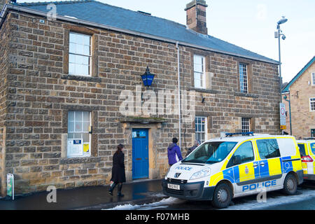 Derbyshire stazione di polizia in Bakewell con i veicoli della polizia parcheggiato all'esterno,Inghilterra Foto Stock