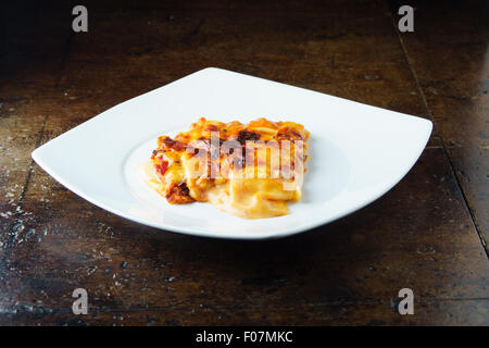 Le lasagne italiane, la cucina italiana La cucina italiana in un recipiente isolato Foto Stock
