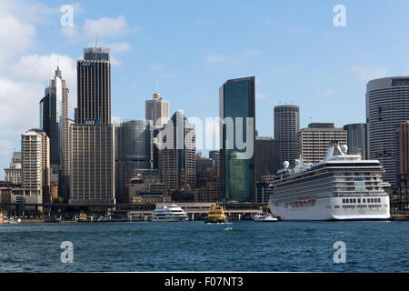 Waterfront edifici, traghetti e l Oceania la nave di crociera Marina attraccata al Terminal Passeggeri Oltreoceano, Sydney, Australia. Foto Stock