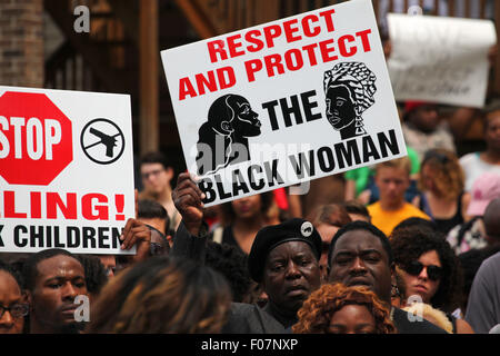 Ferguson, Missouri, Stati Uniti d'America. Il 9 agosto, 2015. Centinaia di dimostranti si riuniranno presso il sito del Michael Brown Jr. memorial in Ferguson. I manifestanti sono scesi in piazza per commemorare il primo anno anniversario della morte di Michael Brown Jr. in Ferguson. Credito: Raffe Lazarian/ZUMA filo/Alamy Live News Foto Stock