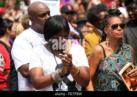 Ferguson, Missouri, Stati Uniti d'America. Il 9 agosto, 2015. Centinaia di dimostranti si riuniranno presso il sito del Michael Brown Jr. memorial in Ferguson. I manifestanti sono scesi in piazza per commemorare il primo anno anniversario della morte di Michael Brown Jr. in Ferguson. Credito: Raffe Lazarian/ZUMA filo/Alamy Live News Foto Stock