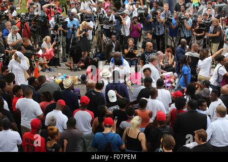 Ferguson, Missouri, Stati Uniti d'America. Il 9 agosto, 2015. I manifestanti frequentare un memoriale di servizio da Ferguson, Missouri, Stati Uniti, il 9 agosto 2015. Diverse centinaia di persone si sono radunate in Ferguson la domenica per celebrare l'anniversario della morte di tiro dell'disarmati adolescente nero da un bianco funzionario di polizia che ha scatenato proteste e di un dibattito nazionale sulla razza e la giustizia. (Xinhua/Marcus DiPaola) Credito: Xinhua/Alamy Live News Foto Stock