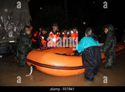 Taizhou, cinese della Provincia di Zhejiang. 10 Ago, 2015. Polizia di Taizhou polizia armata distacco preparare una zattera di prima mattina in Taizhou, est della Cina di Provincia dello Zhejiang, il 10 agosto 2015. Typhoon Soudelor oggetto di dumping heavy rain e venti in Huangyan distretto di Taizhou, lasciando molte zone impregnato d'acqua. Armati Taizhou distacco di polizia hanno contribuito a evacuare circa 160 residenti. Credito: Li Jialin/Xinhua/Alamy Live News Foto Stock