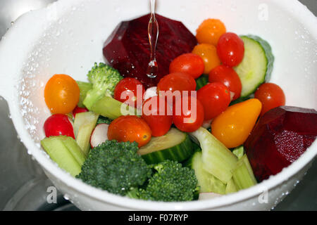 Lavaggio verdure fresche in scolapasta Foto Stock