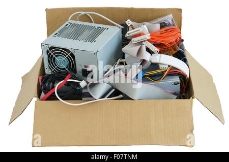 Scatola di cartone con il vecchio computer usato roba rifiuti e immondizie. Isolato con patch Foto Stock