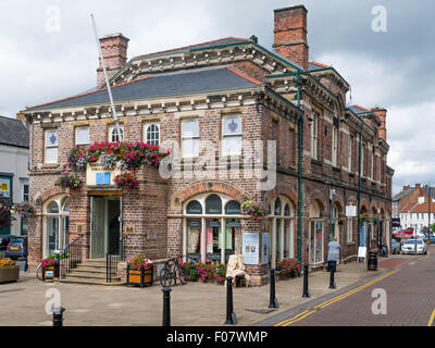 Uffici Del Consiglio Della Città di High Street Northallerton North Yorkshire decorate con fiori su una soleggiata giornata estiva Foto Stock