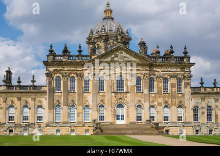 Aspetto del sud di Castle Howard, dimora signorile di Simon Howard, "Conte di Carlisle', vicino a Malton, North Yorkshire, Regno Unito Foto Stock