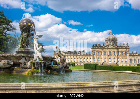 L'Atlas fontana al sud aspetto della maestosa casa di Castle Howard North Yorkshire Foto Stock