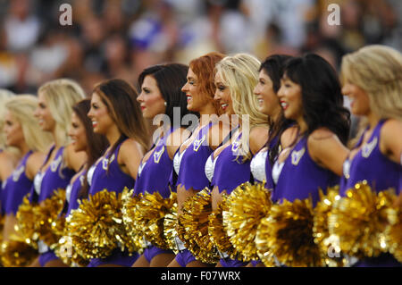 Il Cantone, Ohio. Il 9 agosto, 2015. I vichinghi Cheerleaders durante la NFL/Hall of Fame Game Minnesota Vikings vs Pittsburgh Steelers nel cantone, OH. Credito: Cal Sport Media/Alamy Live News Foto Stock