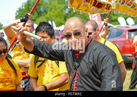 Queens, Stati Uniti. 08 Ago, 2015. Un batterista colpisce il suo strumento durante la cerimonia di apertura al festival.La due giorni di xxv annuale di Hong Kong Dragon Boat Festival si è tenuto nel lavaggio Meadows-Corona Park. Credito: Albin Lohr-Jones/Pacific Press/Alamy Live News Foto Stock