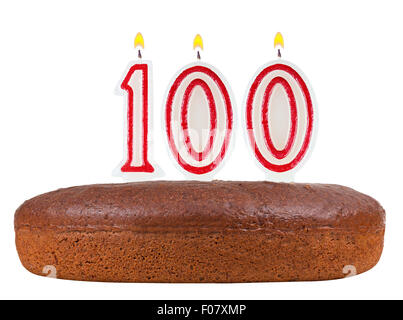 Torta di compleanno con candele numero 100 isolati su sfondo bianco Foto Stock