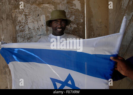 Un giovane membro della Beta Israele comunità noto anche come ebrei etiopi in posa con la bandiera israeliana in Israele Foto Stock