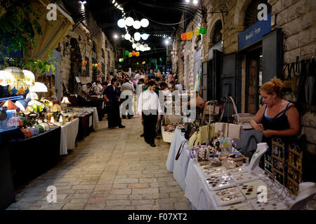 La gente camminare lungo Hutzot Hayotzer un arti e mestieri lane si trova a ovest di le mura della Città Vecchia di Gerusalemme ovest Israele Foto Stock