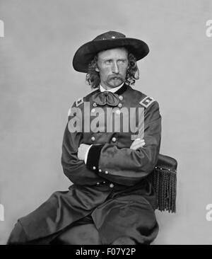 Brevet Maggiore Generale George Armstrong Custer nel campo uniforme di circa 1860 a 1865. Unattributed fotografia. Foto Stock