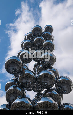 Anish Kapoor 'Tall Tree e l'occhio' la scultura al suo 2009 mostra presso la Royal Academy of Arts, Foto Stock