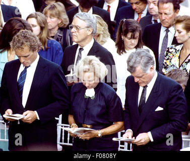 Stati Uniti d'America. Il 9 agosto, 2015. FILE: PIC in questo file foto datata 6 giugno 1988, negli Stati Uniti il senatore Edward M. "" Ted Kennedy (democratico del Massachusetts), destra, partecipa a una cerimonia presso il Cimitero Nazionale di Arlington in Arlington, Virginia, ricordando il suo fratello uccisi, ex U.S. Il senatore Robert F. Kennedy (Democratico di New York). Robert Kennedy è il figlio maggiore, Joseph P. Kennedy, III è a sinistra e la moglie Ethel è al centro. Inoltre è raffigurato Kennedy in-legge R. Sergente Shriver (centro dietro Ethel Kennedy). Credito: dpa picture alliance/Alamy Live News Foto Stock