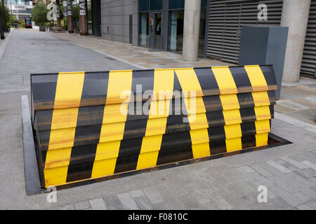 Strada in salita blocker a mediacity salford manchester regno unito Foto Stock