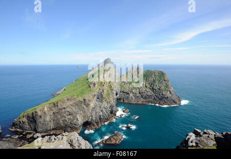 L'isola di Dun dal sud del punto di Hirta. Queste due isole sono parte di St Kilda arcipelago. Anche Stac Levenish Foto Stock