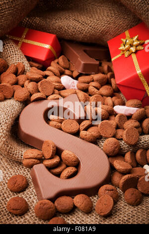 'De zak van Sinterklaas' (St. Nicholas' borsa) riempito con 'pepernoten', una lettera di cioccolato e caramelle. Tutti parte dell'traditi Foto Stock