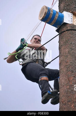 Jihlava, Repubblica Ceca. 09Aug, 2015. Armin austriaco Kugler compete a tree topping durante il Eurojack European Cup in Jihlava, Moravia del sud, il 9 agosto 2015. Jihlava ha ospitato il terzo, gara finale di questo anno la stagione, preceduto da eventi in Austria e Germania. La gara si è svolta in Jihlava per la quarta volta, ma la finale per la prima volta. Insieme con i Cechi, ci sono stati dei boscaioli provenienti da Austria, Germania, Svizzera, Svezia e Francia. Credito: Lubos Pavlicek/CTK foto/Alamy Live News Foto Stock