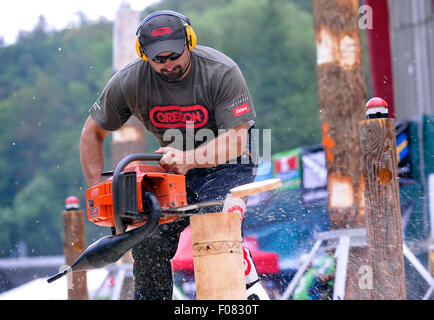 Jihlava, Repubblica Ceca. 09Aug, 2015. David ceca Sila compete in dischi volanti durante la Eurojack European Cup in Jihlava, Moravia del sud, il 9 agosto 2015. Jihlava ha ospitato il terzo, gara finale di questo anno la stagione, preceduto da eventi in Austria e Germania. La gara si è svolta in Jihlava per la quarta volta, ma la finale per la prima volta. Insieme con i Cechi, ci sono stati dei boscaioli provenienti da Austria, Germania, Svizzera, Svezia e Francia. Credito: Lubos Pavlicek/CTK foto/Alamy Live News Foto Stock