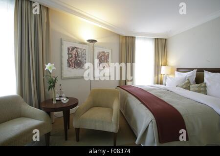 Interno della camera da letto in Dorint Sofitel Maison Messmer, Baden-Baden, Germania Foto Stock