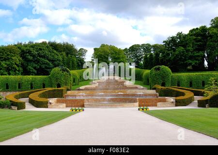 Giardini curati a Alnwick Castle, Northumberland, Inghilterra Foto Stock