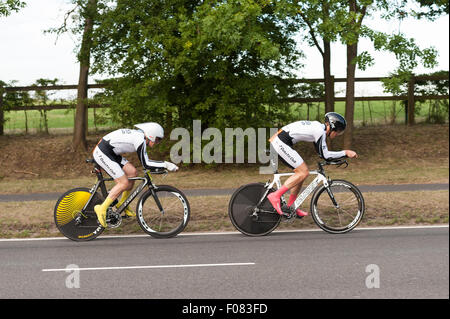 TT Time Trial cycling coppie su Brands Hatch Road dedicata attrezzatura di ingranaggio di biciclette e semplificato molto su strada veloce serata estiva Foto Stock