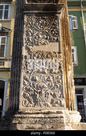 Pola, Croazia. L'arco dei Sergii, un arco trionfale costruito dai Romani nel 28 A.C. Foto Stock