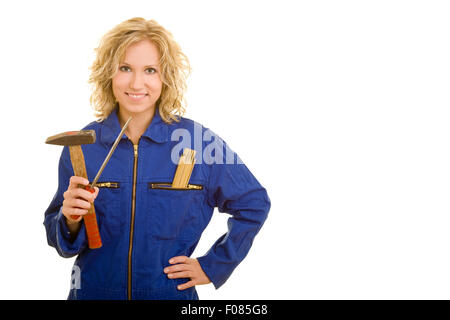 Sorridente craftswoman tenendo diversi strumenti nelle sue mani Foto Stock