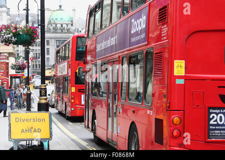 Accodamento di traffico in lavori stradali nell' Haymarket, Londra, Inghilterra. Foto Stock