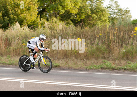 TT Time Trial cycling coppie su Brands Hatch Road dedicata attrezzatura di ingranaggio di biciclette e semplificato molto su strada veloce serata estiva Foto Stock